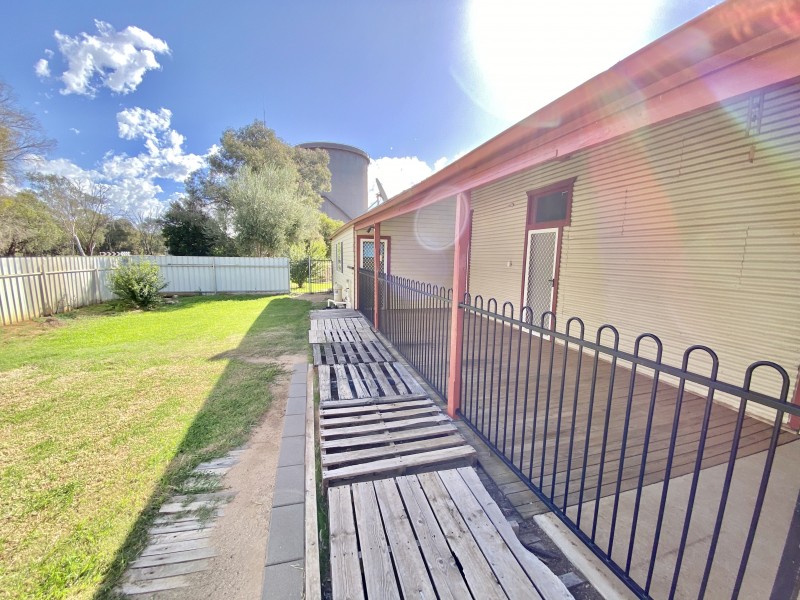 111 Pine Street, Hay NSW 2711