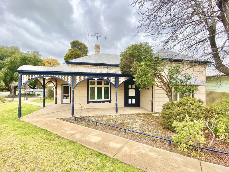 90 Crispe Street, Deniliquin NSW 2710