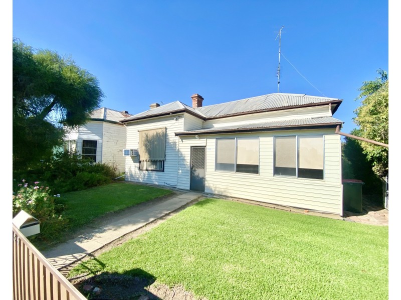 223 Pine Street, Hay NSW 2711