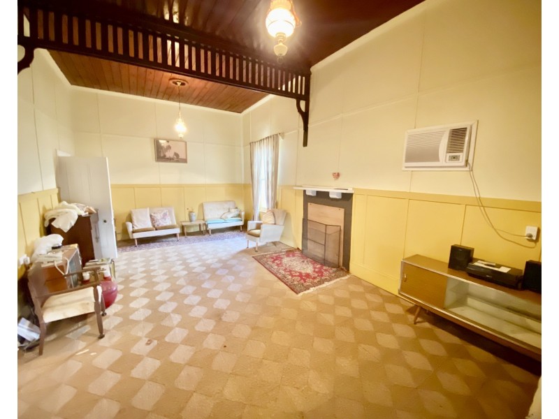 223 Pine Street, Hay NSW 2711