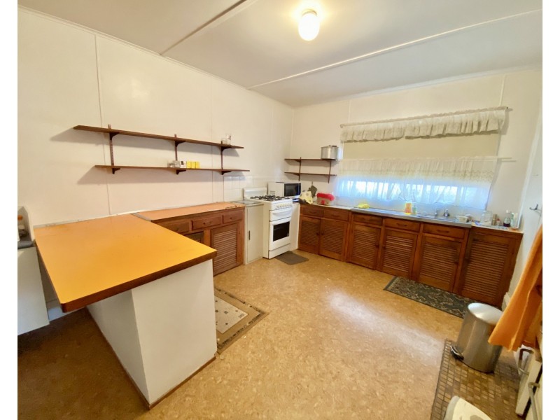 223 Pine Street, Hay NSW 2711