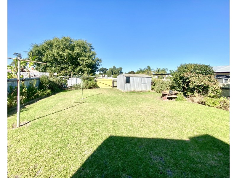 223 Pine Street, Hay NSW 2711
