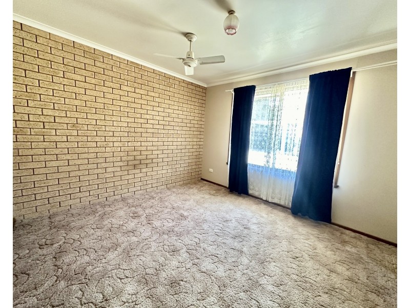 2  82 Edwardes St, Deniliquin NSW 2710