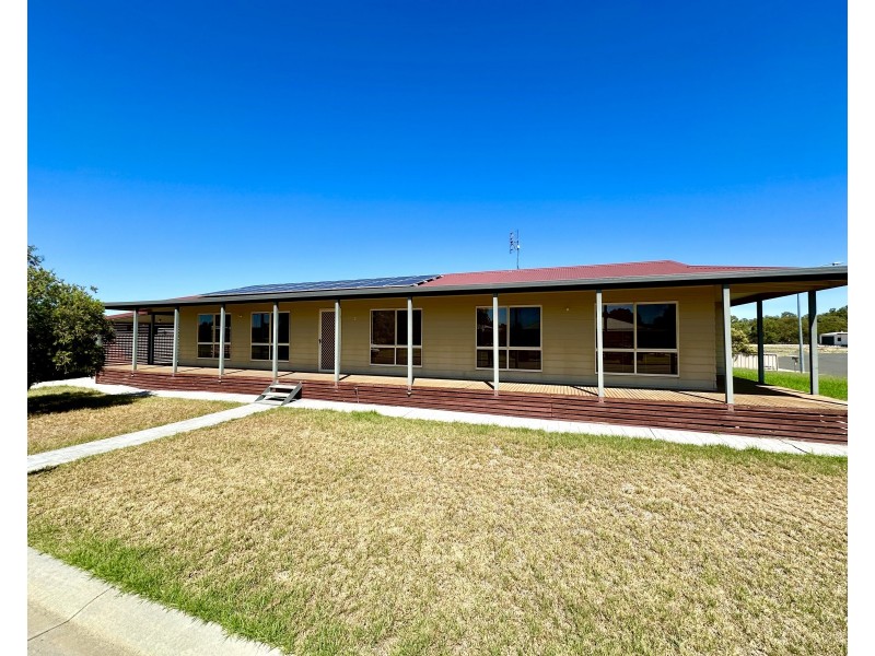 2 Meakes Street, Hay NSW 2711