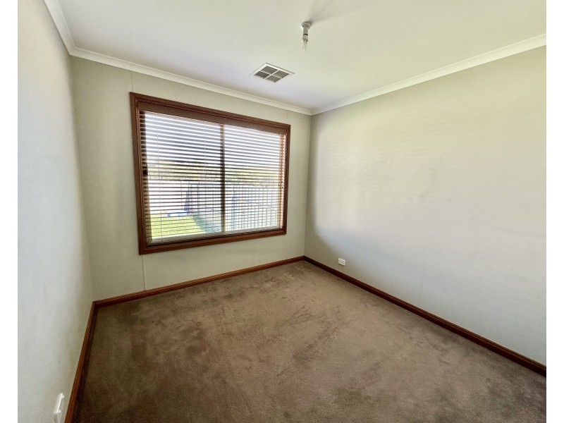 2 Meakes Street, Hay NSW 2711
