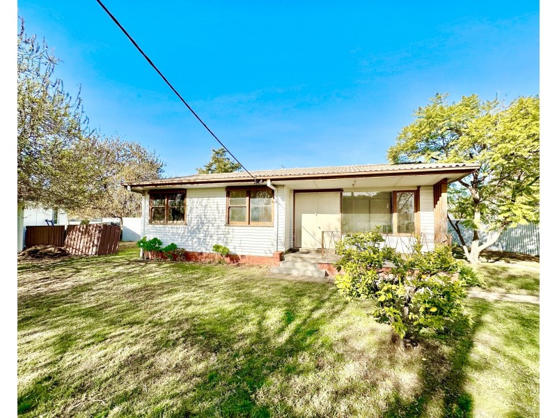 8 Robertson Crescent, Deniliquin NSW 2710
