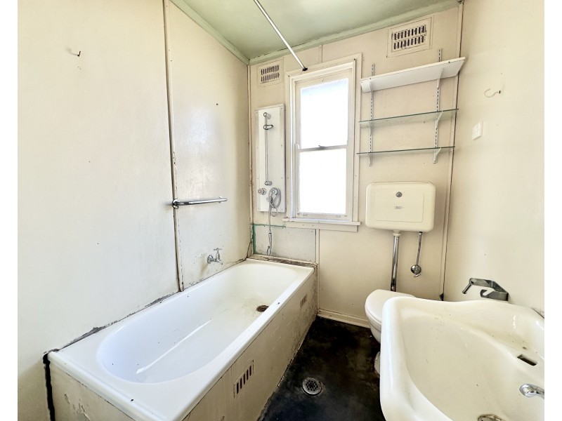 8 Robertson Crescent, Deniliquin NSW 2710