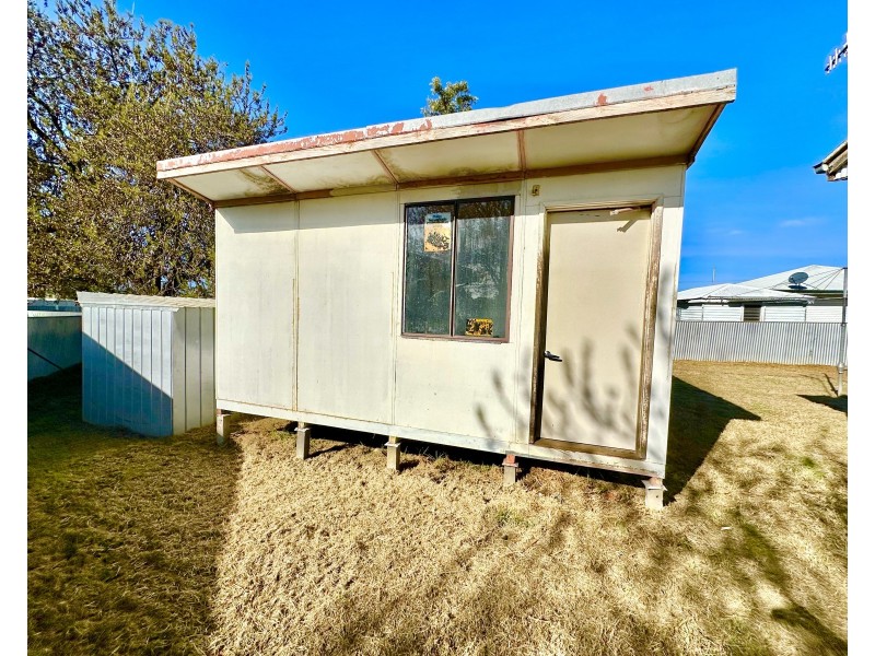 8 Robertson Crescent, Deniliquin NSW 2710