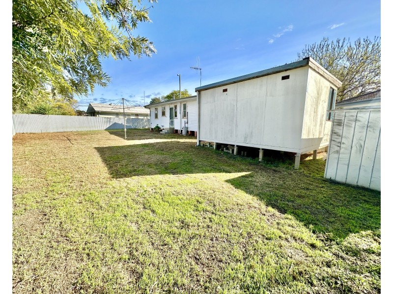 8 Robertson Crescent, Deniliquin NSW 2710