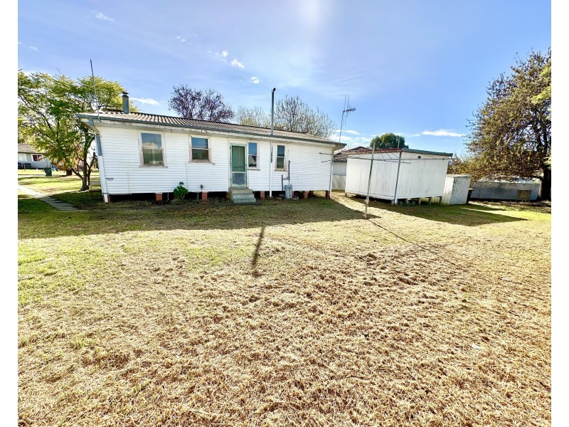 8 Robertson Crescent, Deniliquin NSW 2710