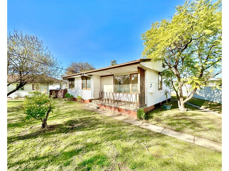 8 Robertson Crescent, Deniliquin NSW 2710