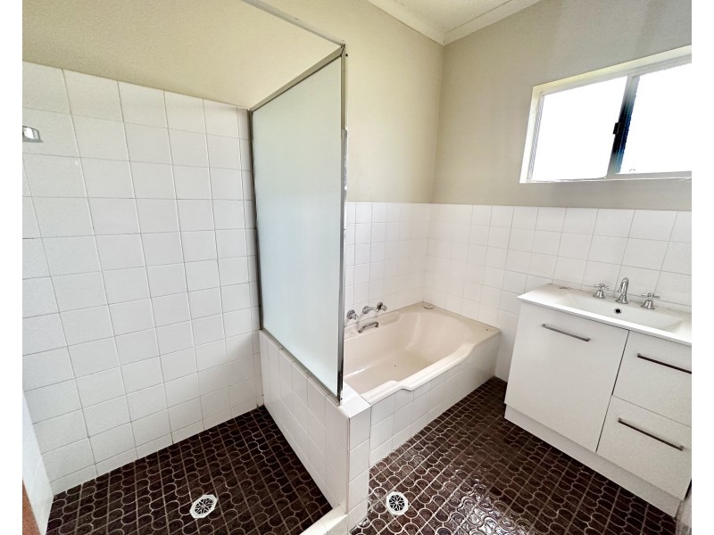 227 Edward Street, Hay NSW 2711