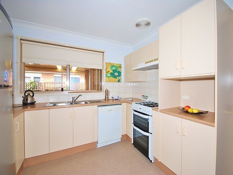 8 Wixstead Cl, Point Clare NSW 2250