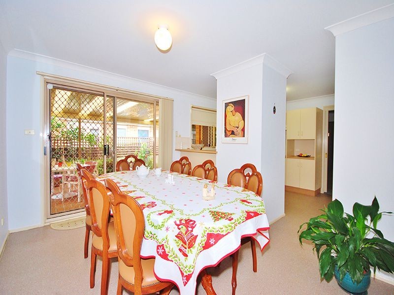 8 Wixstead Cl, Point Clare NSW 2250