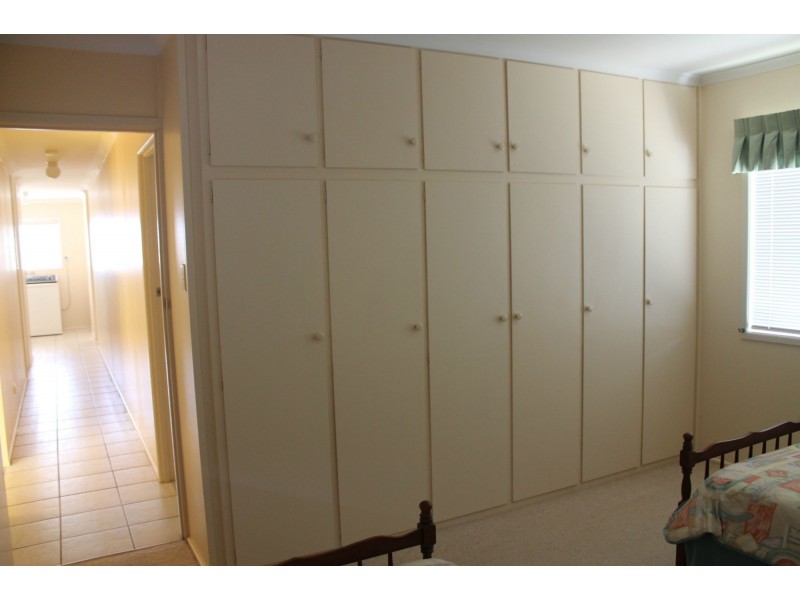 8 Barton Street, West Mackay QLD 4740
