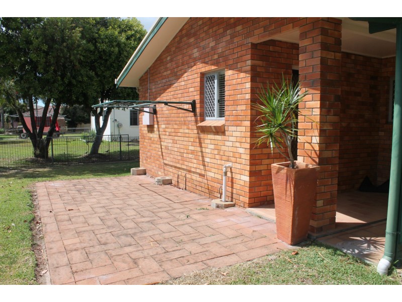 8 Barton Street, West Mackay QLD 4740