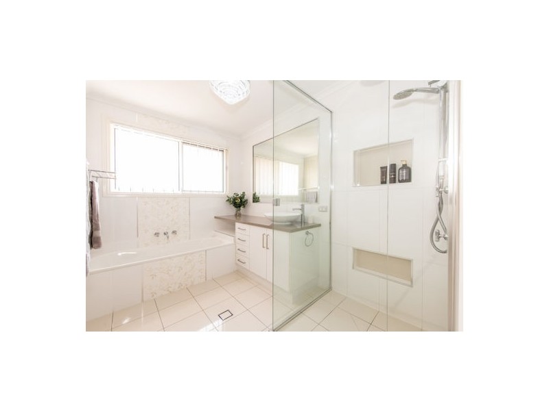 27 Frank Cowley Drive, Glenella QLD 4740