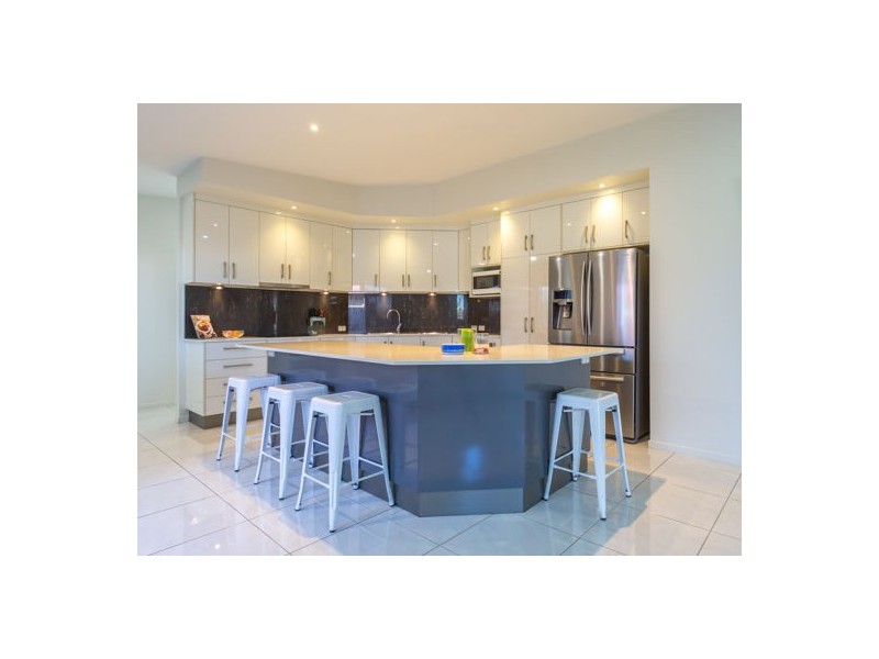 5 Salisbury Place, Ooralea QLD 4740