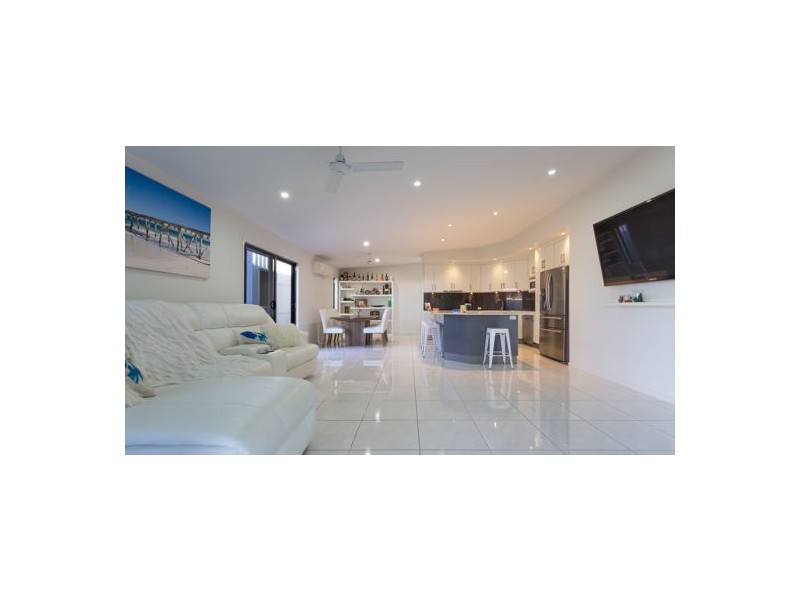 5 Salisbury Place, Ooralea QLD 4740