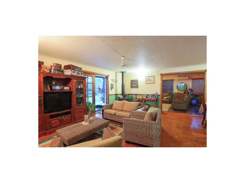 22 Carnegie Court, Oakenden QLD 4741