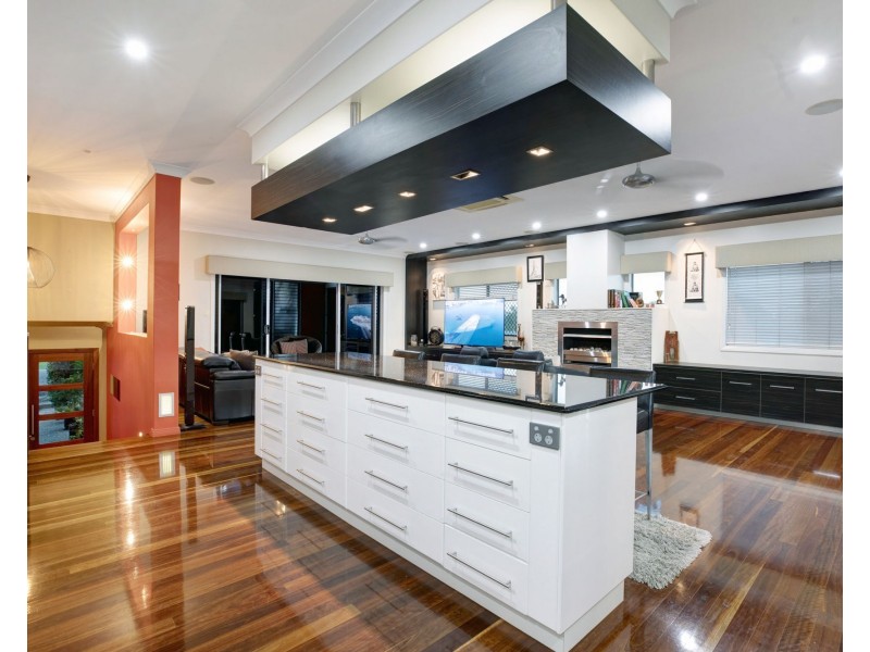 10 Gillies Court, Rural View QLD 4740