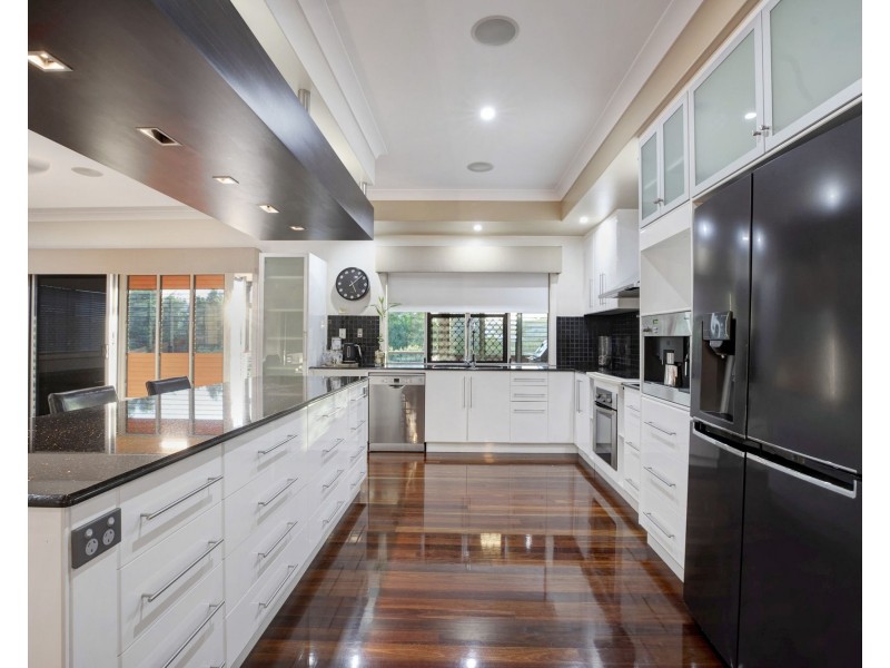 10 Gillies Court, Rural View QLD 4740