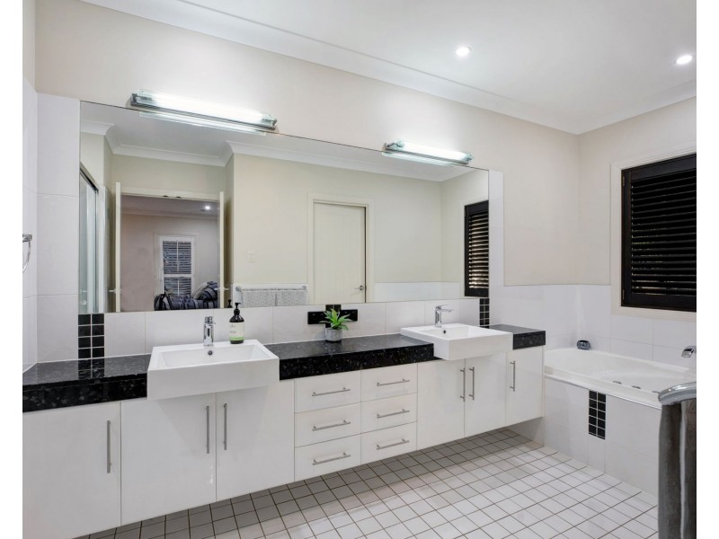 10 Gillies Court, Rural View QLD 4740