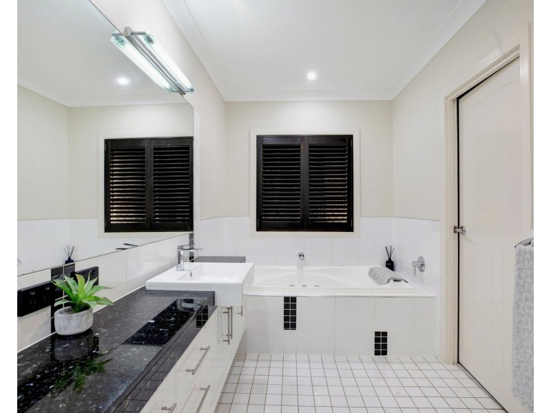 10 Gillies Court, Rural View QLD 4740
