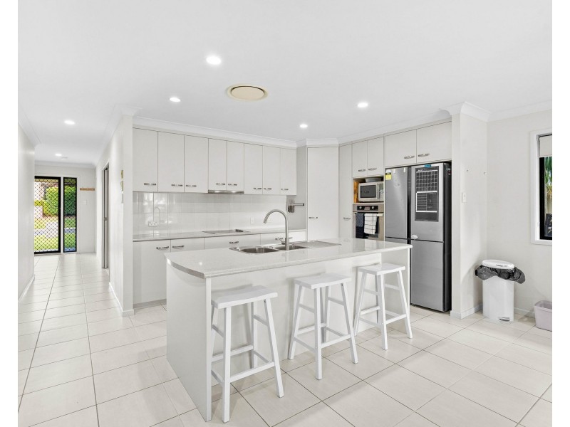 8 Herbert Way, Rural View QLD 4740
