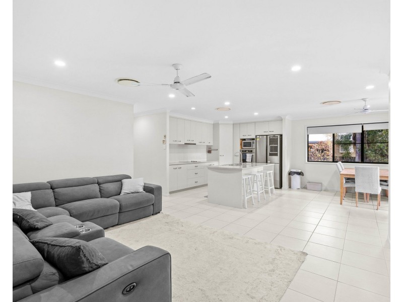 8 Herbert Way, Rural View QLD 4740
