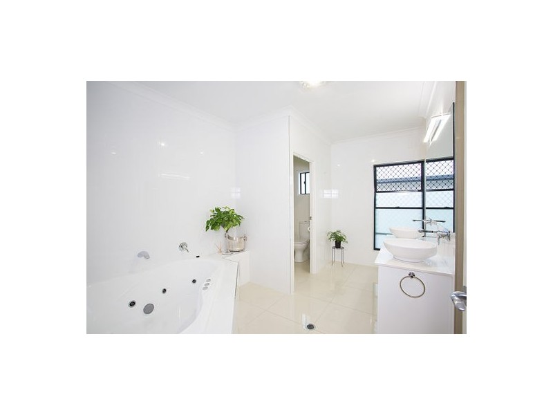 8 Kiber Place, Ooralea QLD 4740