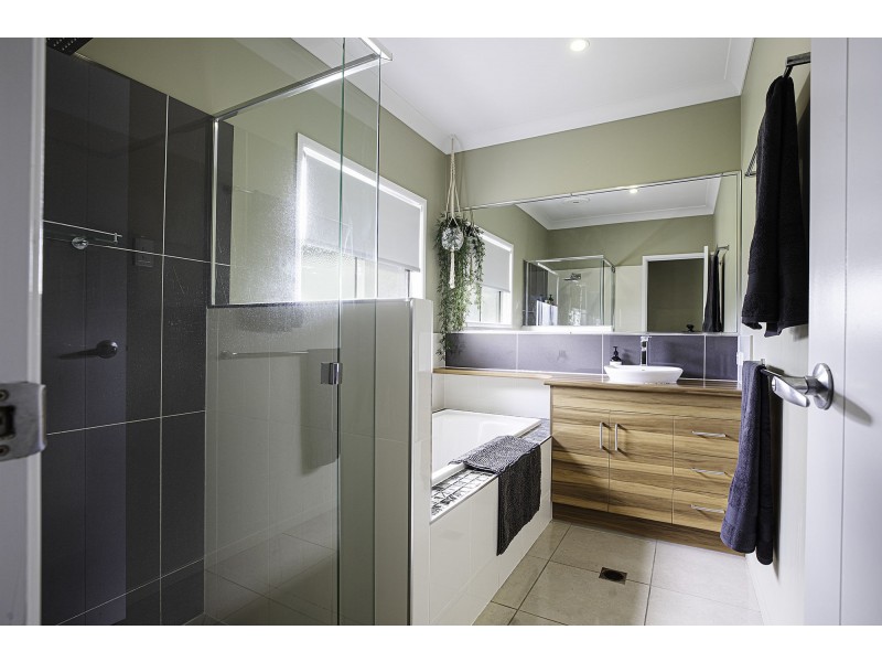 23 Lockyer Court, Rural View QLD 4740