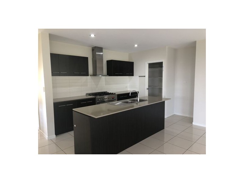 8 McIlwraith Way, Rural View QLD 4740