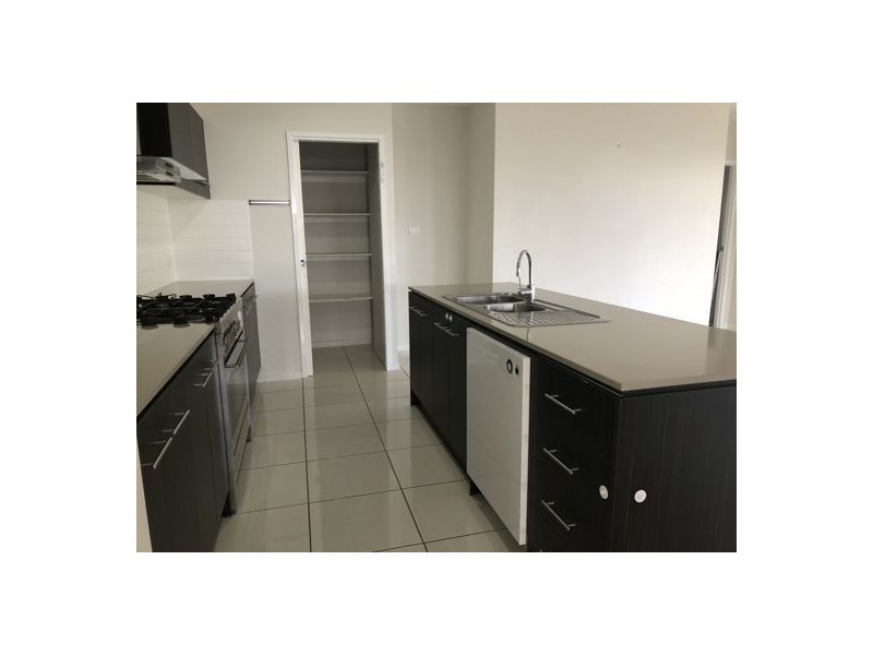 8 McIlwraith Way, Rural View QLD 4740