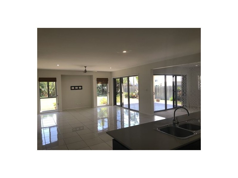 8 McIlwraith Way, Rural View QLD 4740