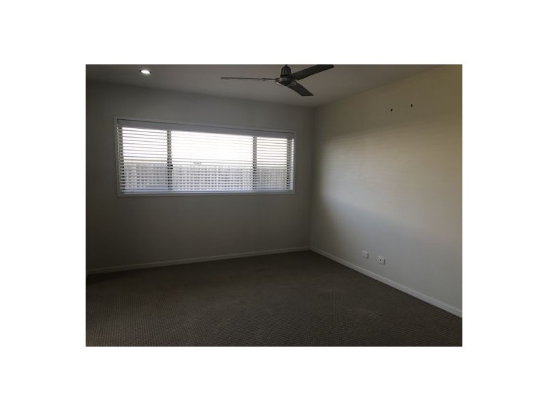 8 McIlwraith Way, Rural View QLD 4740