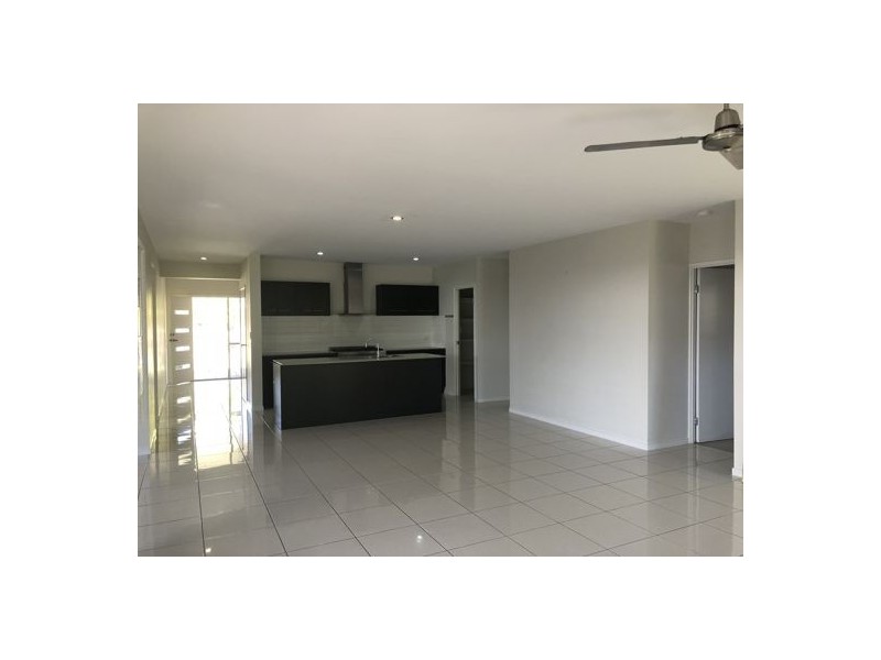 8 McIlwraith Way, Rural View QLD 4740