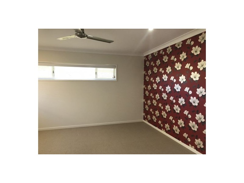 8 McIlwraith Way, Rural View QLD 4740