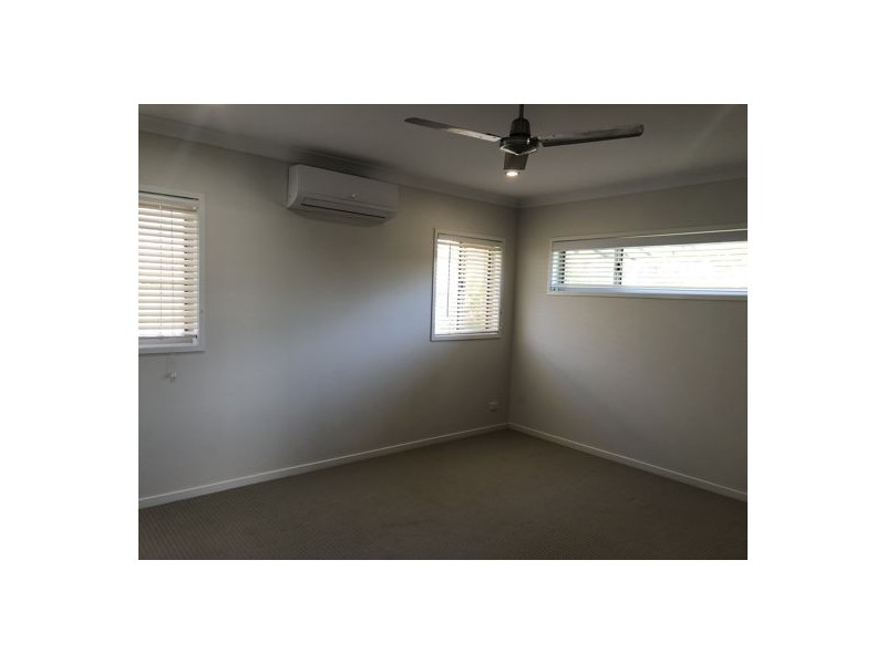 8 McIlwraith Way, Rural View QLD 4740