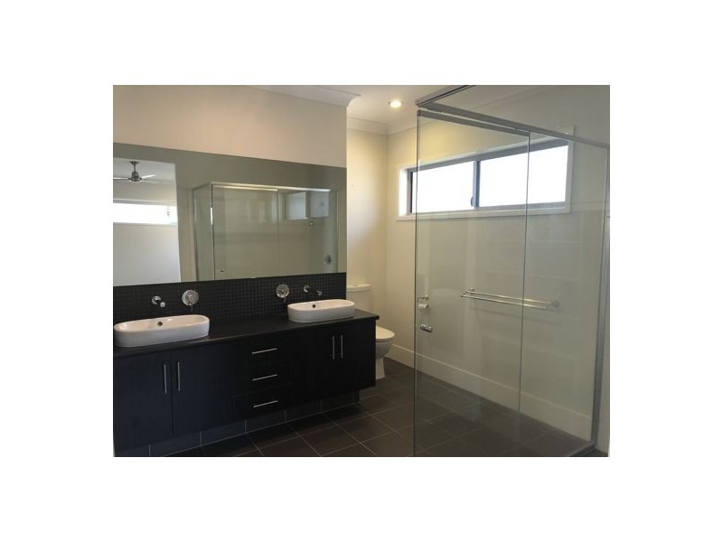 8 McIlwraith Way, Rural View QLD 4740