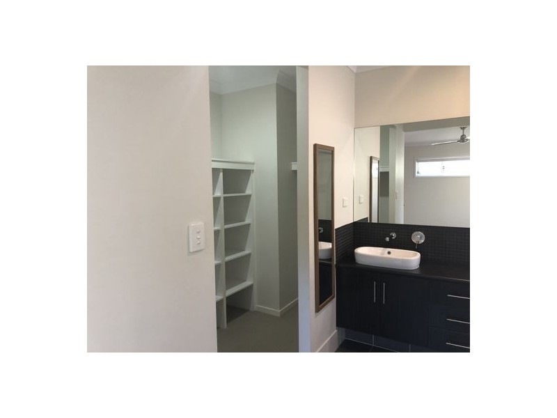 8 McIlwraith Way, Rural View QLD 4740