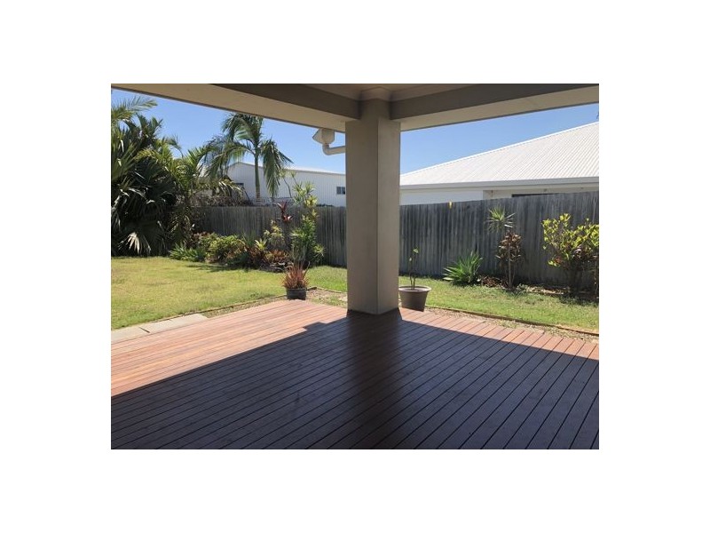 8 McIlwraith Way, Rural View QLD 4740