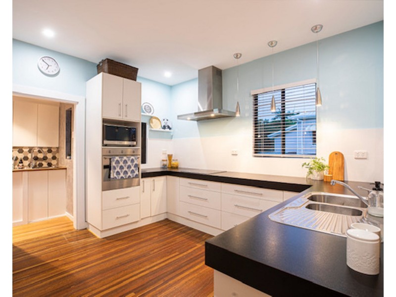 16 Hill End Road, Glenella QLD 4740