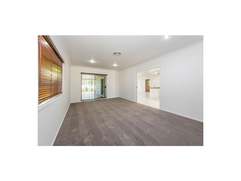 9 Douglas Crescent, Rural View QLD 4740