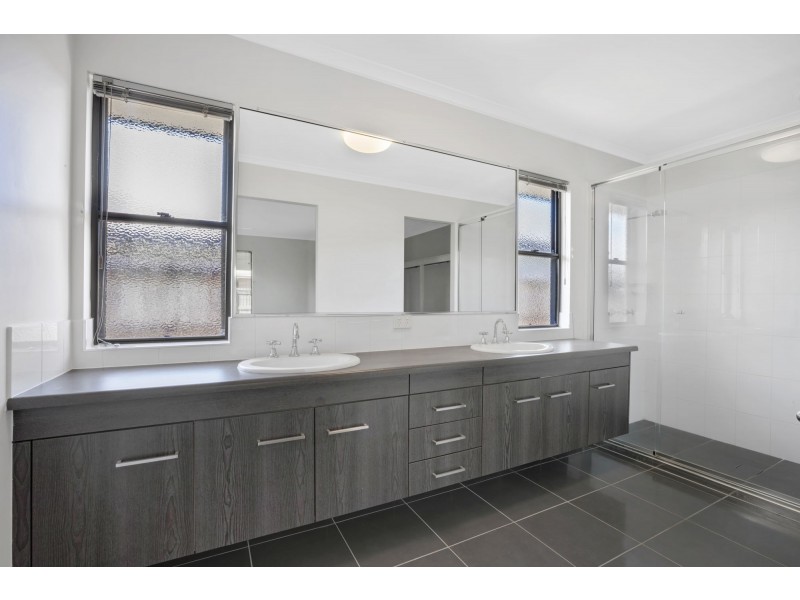 33 Dickens Avenue, Ooralea QLD 4740