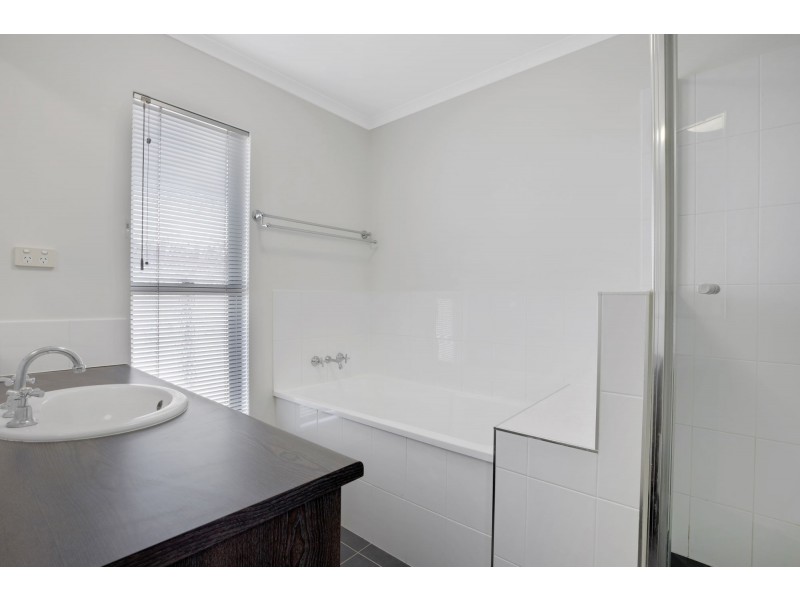 33 Dickens Avenue, Ooralea QLD 4740