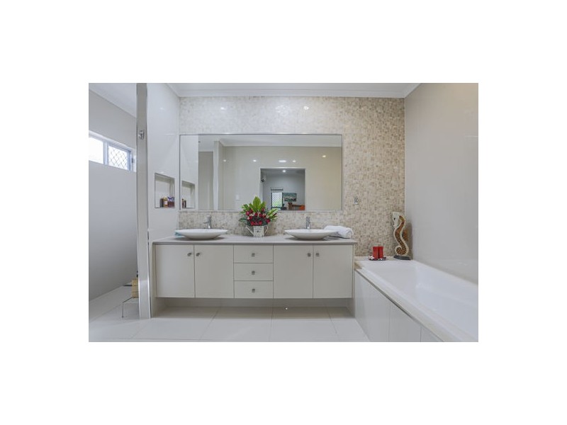 21 Whitesan Blue Terrace, Blacks Beach QLD 4740