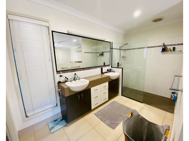 7 Mark Crescent, Glenella QLD 4740