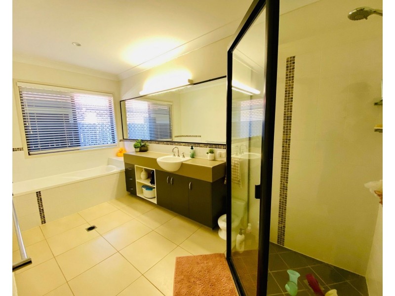 7 Mark Crescent, Glenella QLD 4740