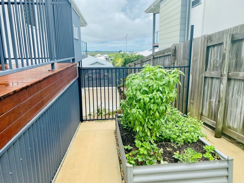 27 Douglas Crescent, Rural View QLD 4740